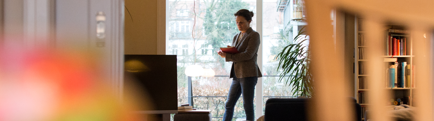 Bild zeigt Makler in Bremen bei der Besichtigung einer Immobilie in Schwachhausen